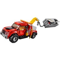Конструктор Lego Tow Truck Trouble 60137