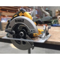 Пила DeWALT DCS570N