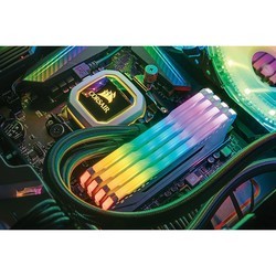 Оперативная память Corsair CMW32GX4M4Z2933C16