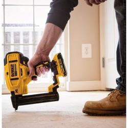 Строительный степлер DeWALT DCN681N