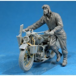Сборная модель MiniArt U.S. Soldier Pushing Motorcycle (1:35)