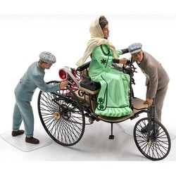 Сборные модели (моделирование) ICM Benz Patent-Motorwagen (1886) with Mrs. Benz and Sons (1:24)