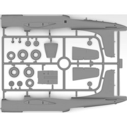 Сборные модели (моделирование) ICM B-26K with USAF Pilots and Ground Personnel (1:48)
