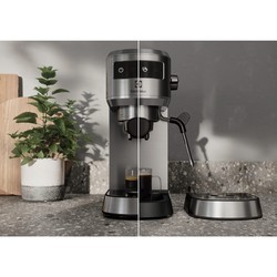 Кофеварки и кофемашины Electrolux Explore 6 E6EC1-6ST серебристый