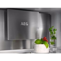 Встраиваемые холодильники AEG NSC 8M191 DS