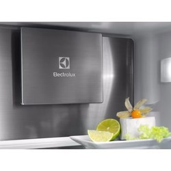 Встраиваемые холодильники Electrolux ENC 8ME18 R