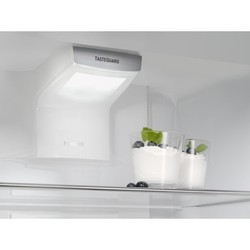 Встраиваемый холодильник Electrolux ENC 2813