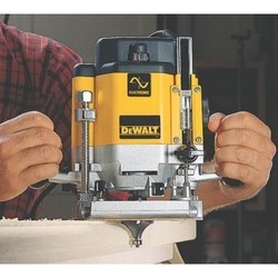 Фрезер DeWALT DW625E