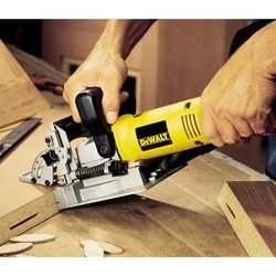 Фрезер DeWALT DW682K